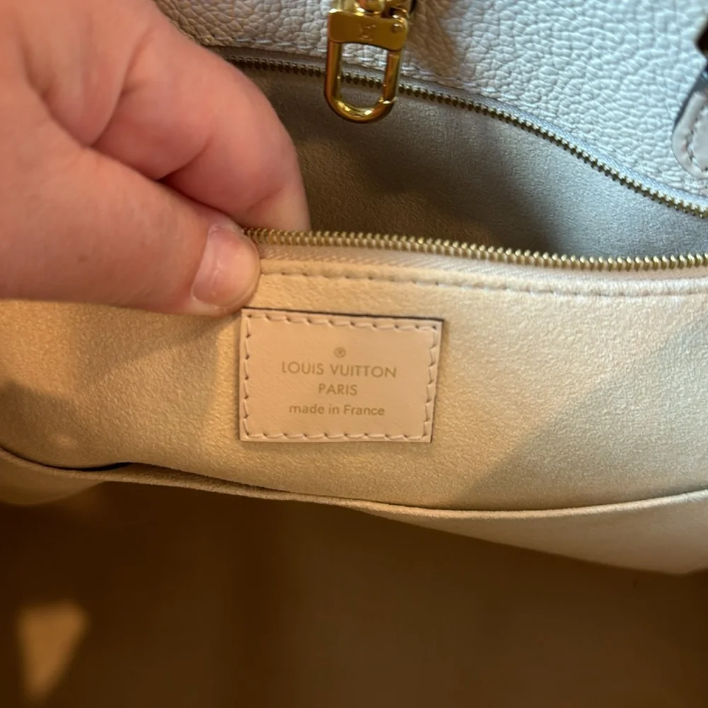 Louis Vuitton OnTheGo MM Cream Tote w/ box and dust bag - Picture 7 of 16